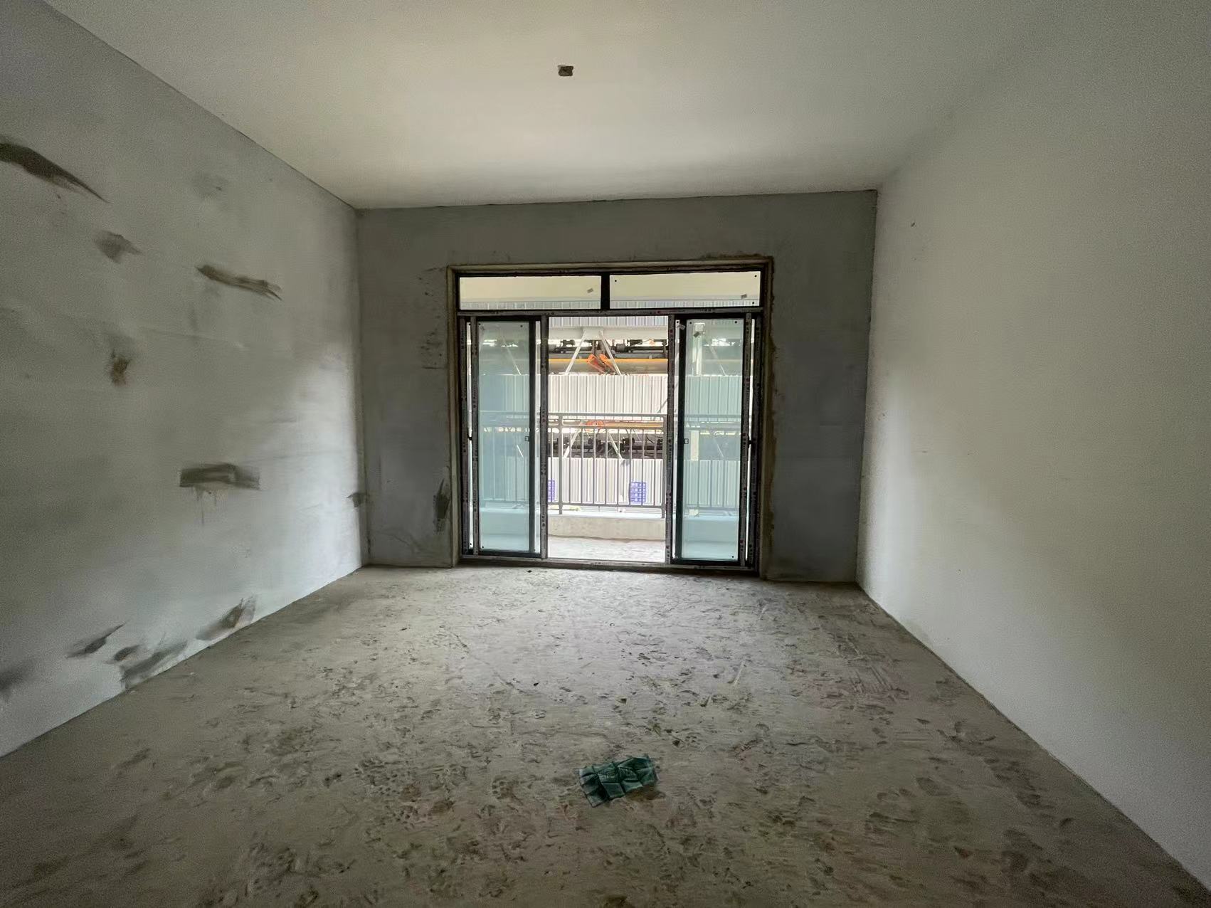 环球毛坯3面采光，单价5500，看房方便，出行方便