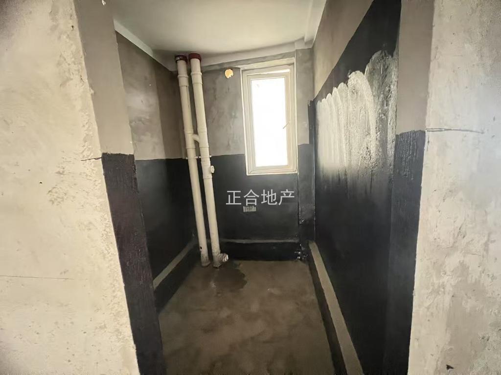 捡漏，城南，森林国际，毛坯三房，单价4700，电梯好楼层20楼，证满二