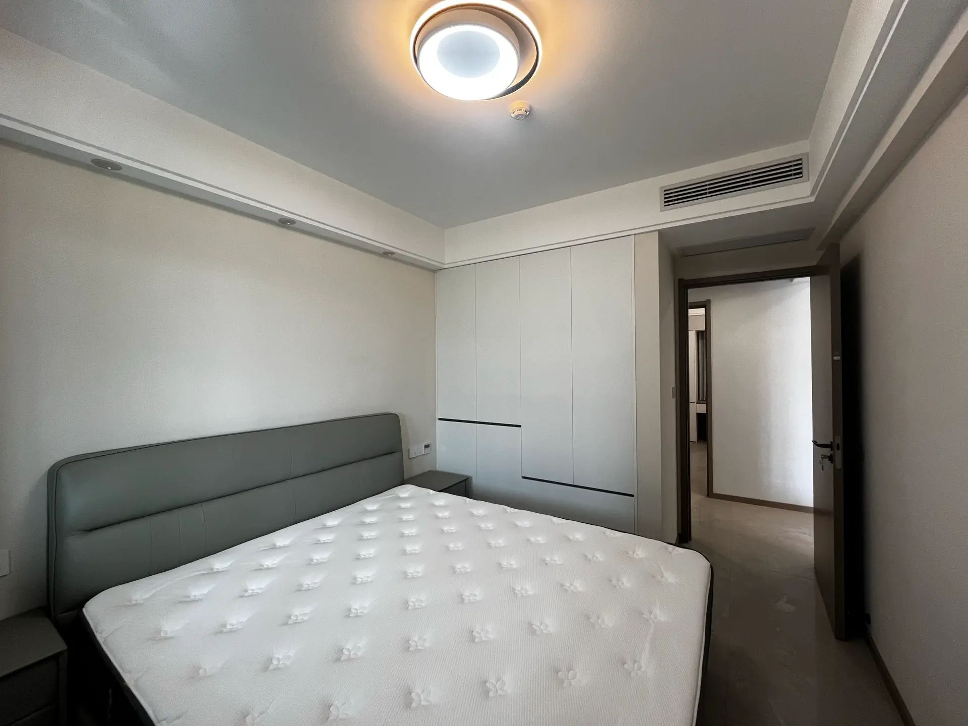 蓝天白云，精装四房‬两卫，‮阳长‬台，好楼层，全‮品屋‬牌定制，带‬暖气片，证满二