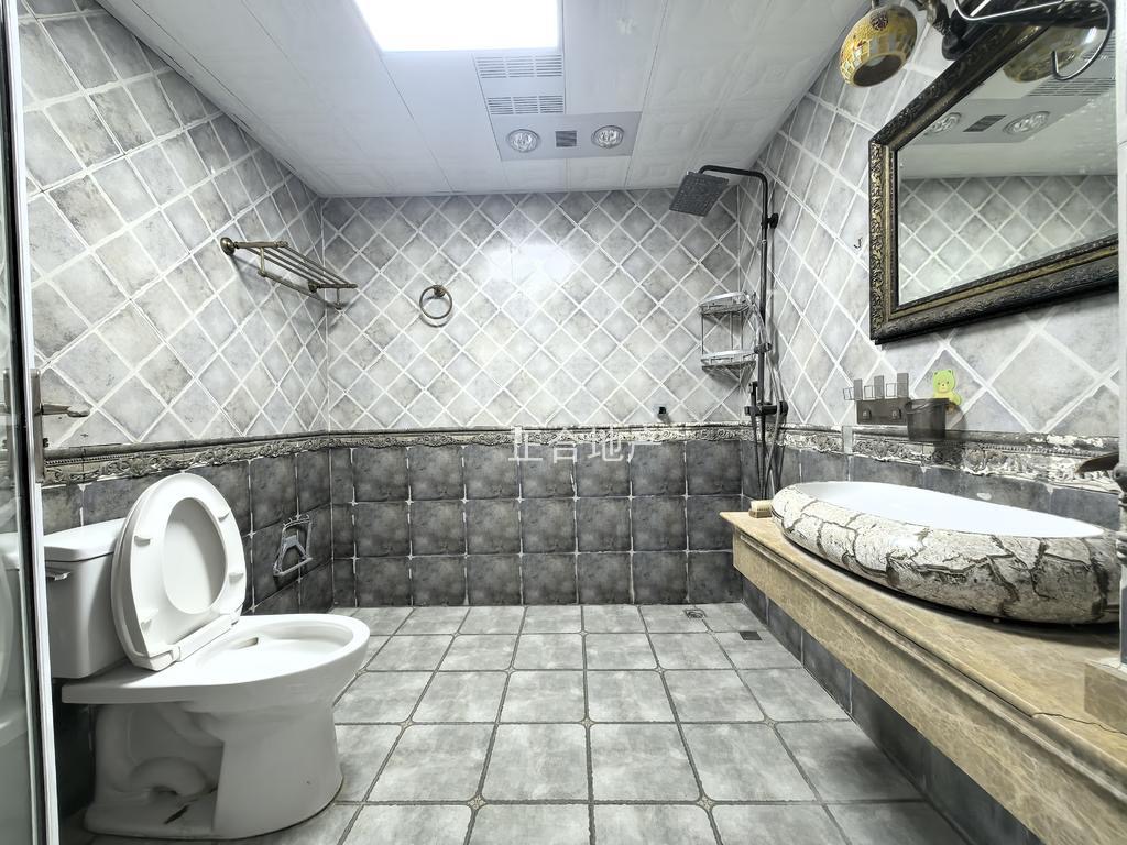 速度捡漏，亏本出售，绿地华庭傲城，电梯洋房，精装四房两卫双阳台，超大阳台，证满二，