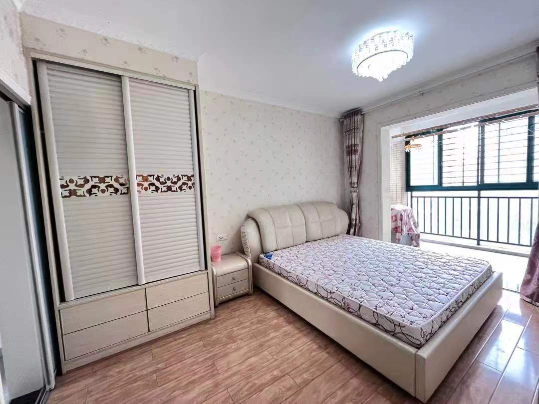 新城一号.精装三房.下楼就是薛晓.证件满二.看房方便