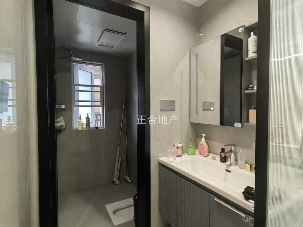 亏本急售，森林国际北苑，精装三房，中间好楼层，证满二，户型方正