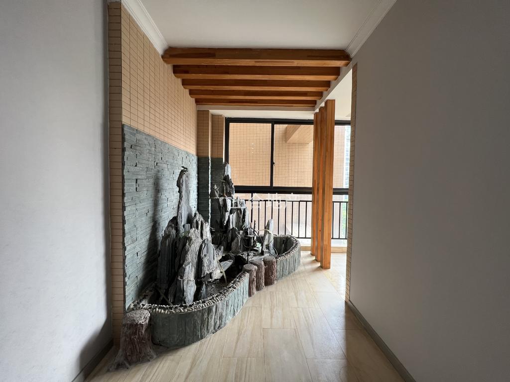 城南，忆美国际公馆，精装大四房，电梯5楼，装修成色新，单价4字出头，证满二