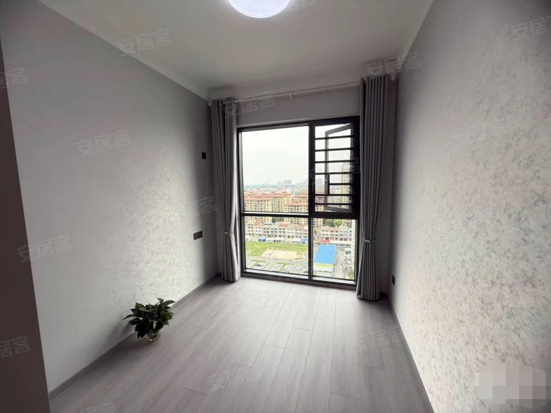 降价了，诚心出售，新妇幼对面，电梯中间楼层，精装三房二卫，新三中，证件满五，过户费便宜