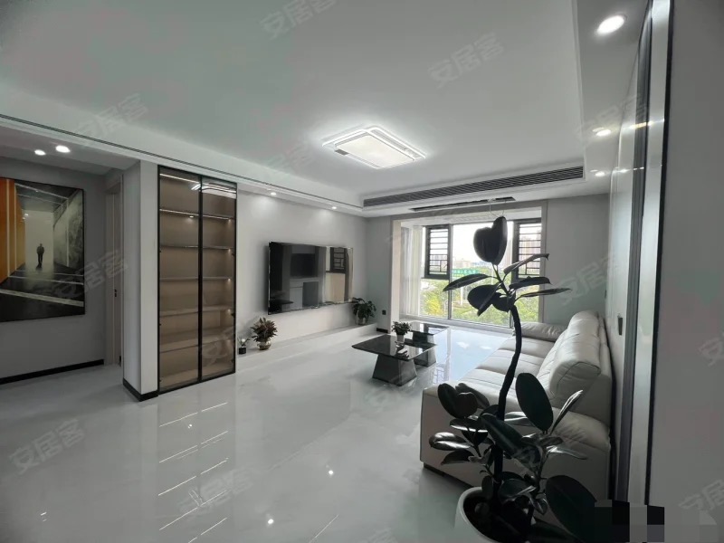 新城壹号，精装大三房，全新精装，东边户，南北双阳台，单嫁5800+，证满二