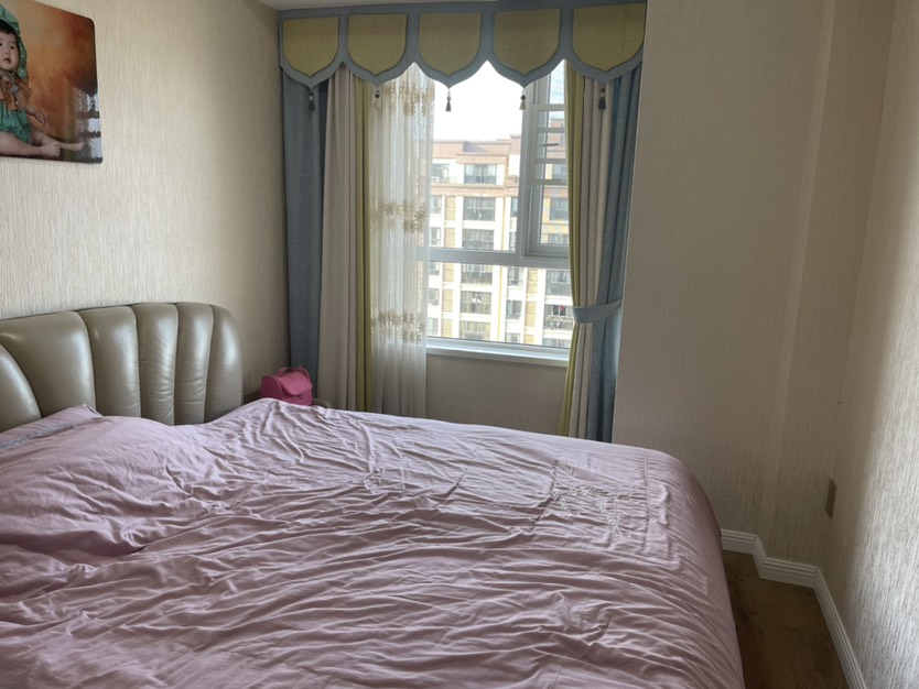 和合国际4期，精装修3室两厅两卫，南北通透，保养好，诚意出售