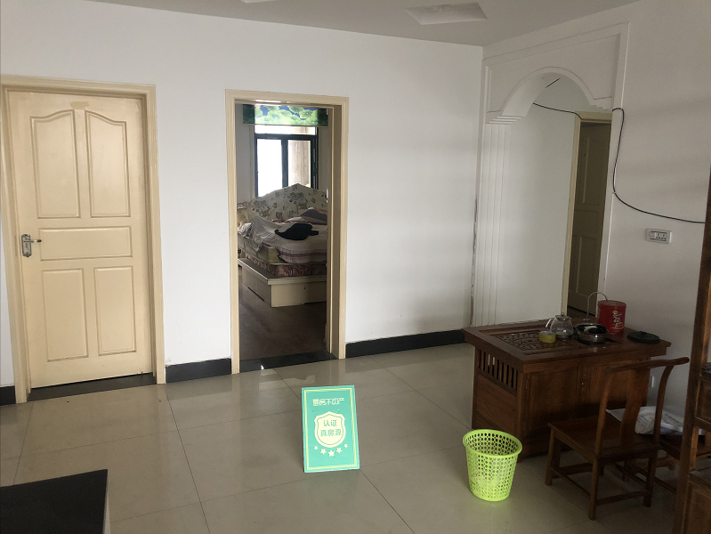 宏达小区车站对面大四房大阳台地段热闹出行方便