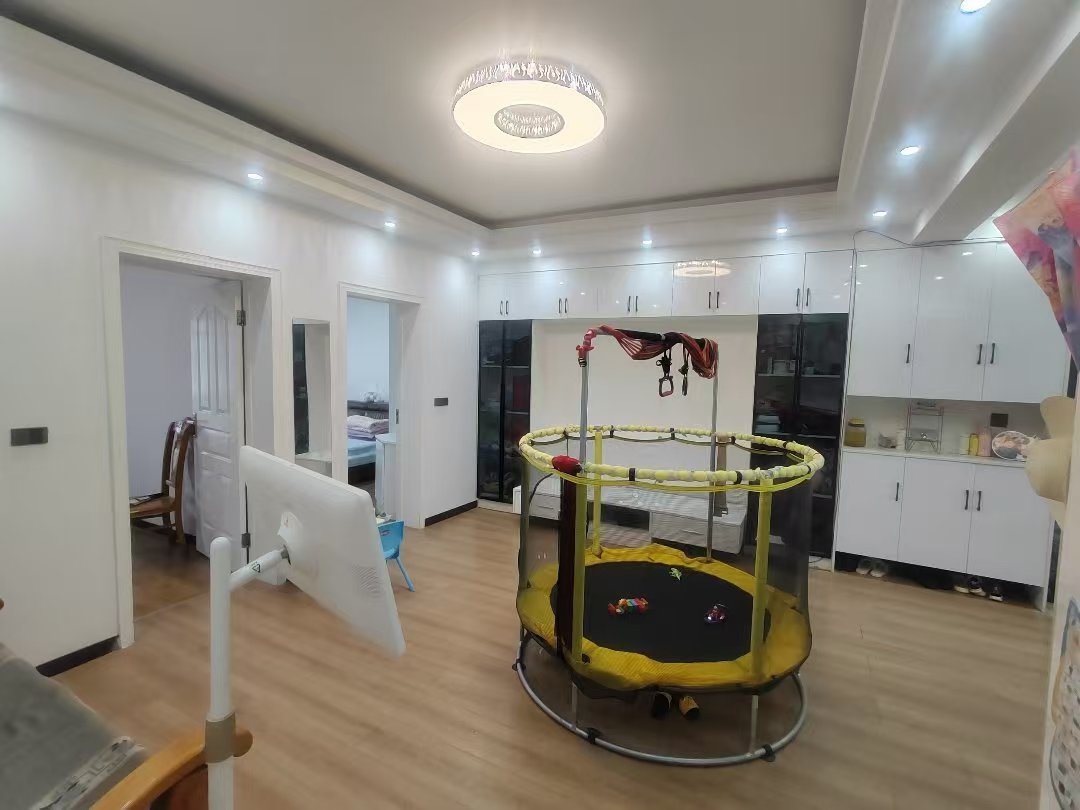 复州花园.精装三房.房子成色新.证件满二.看房方便