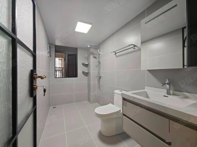 城南，沔街旁，御湖世家，精装三房，电梯19楼，拎包入住