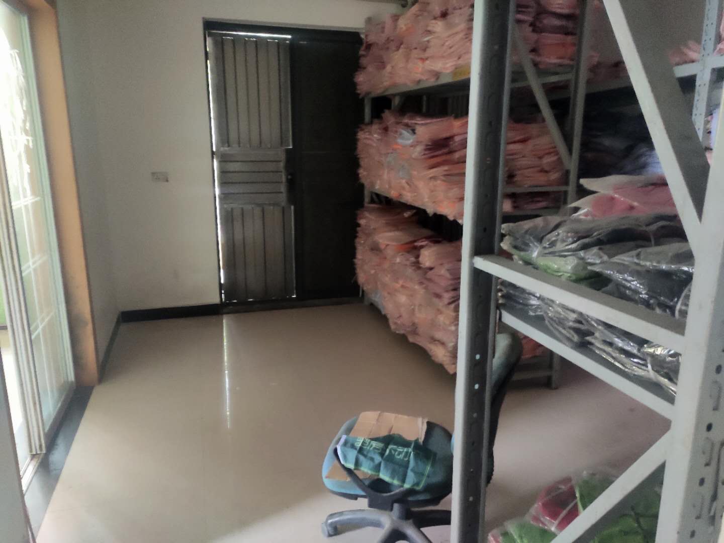 绿地尚城联排别墅边户户型基本属于毛坯买来自己想怎么装修都行业主诚心出售