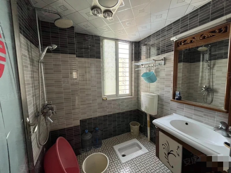 商城旁，圣淘沙精装四房，单价4000全屋暖气片，江景电梯房