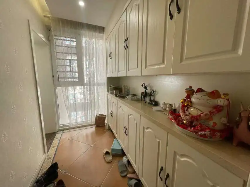 满庭春3室2厅2卫全新精装修中间楼层55万优价出售！