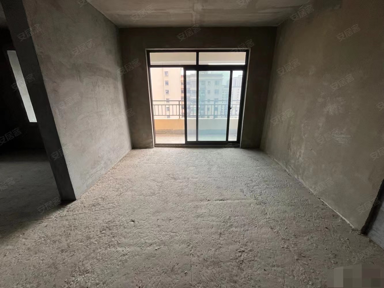 荣怀大三房，16楼好楼层，单价5800，还送储藏室，三开间朝南，户型好，急卖，证满二