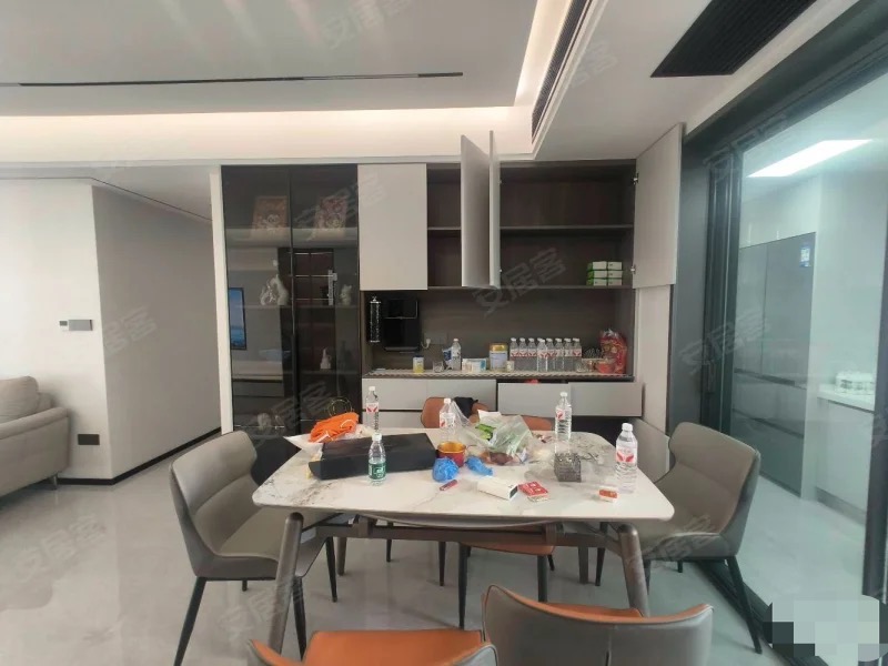 城南，吾悦广场，精装大三房，边户，好楼层23楼，大阳台，诚心出售