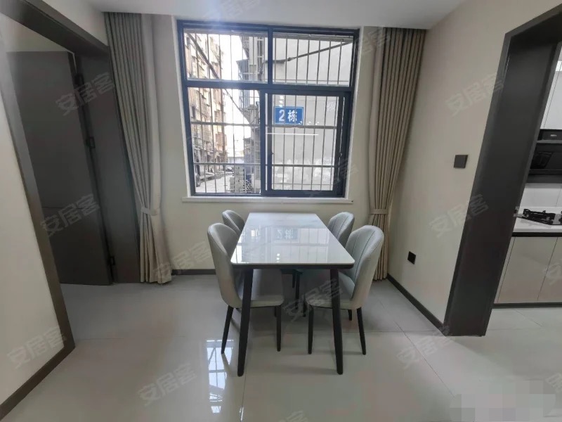 环球钟心旁，一楼带院子，银鑫小区，精装三房两厅两卫，养老陪读，证满二，手付1万