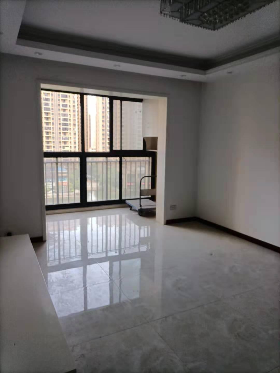 硬装装好了。证10月份满两年。可配合满