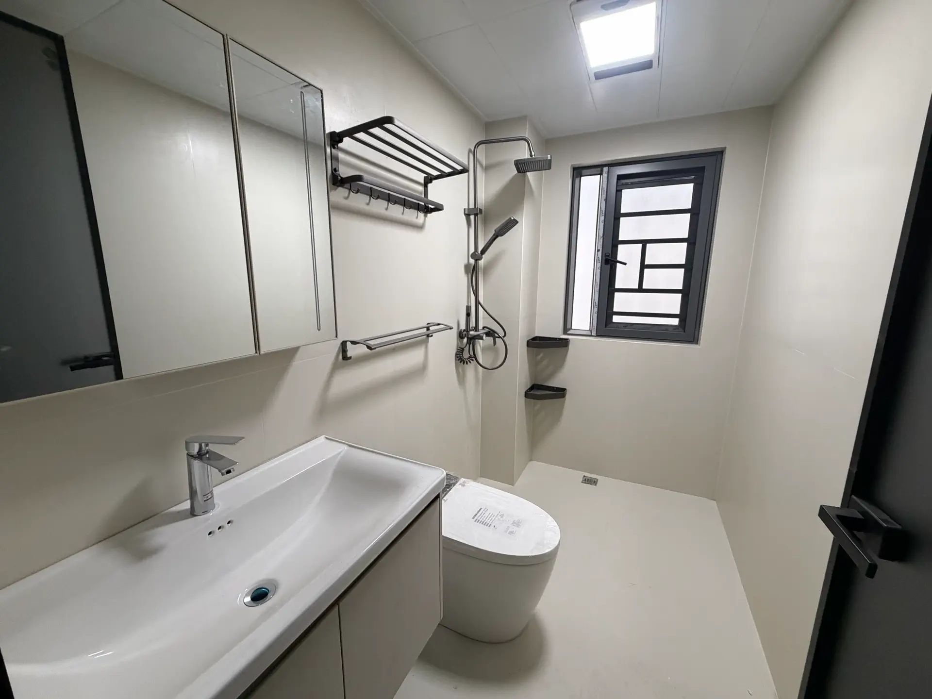 诚心出售，吾悦华府，精装三房，好楼层，一个车位，南北通透