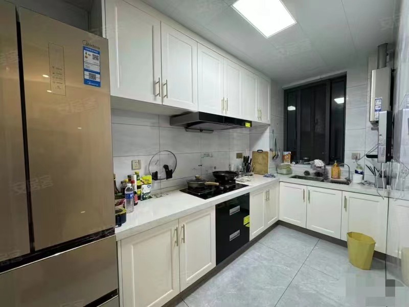 298，城南，品质小区，御台公馆，边户精装两房+阳光房，东边户，成色新，南北通透，几乎未住