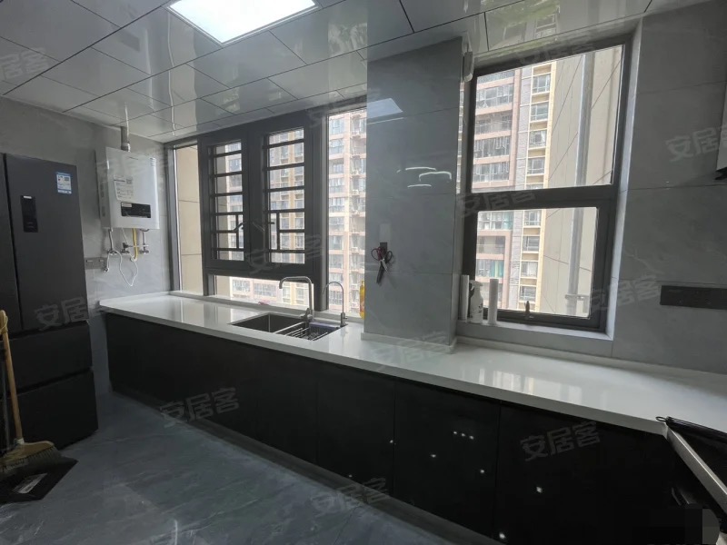 亏本出，城南，元泰未来城C区，边户，精装三房，证件满二，几乎全新，户型好