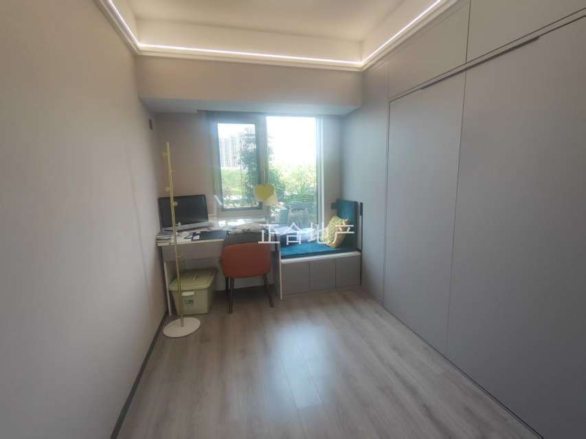 城南，蓝天新城，豪装三房，带100平特大露台，带地下子母车位，证满二