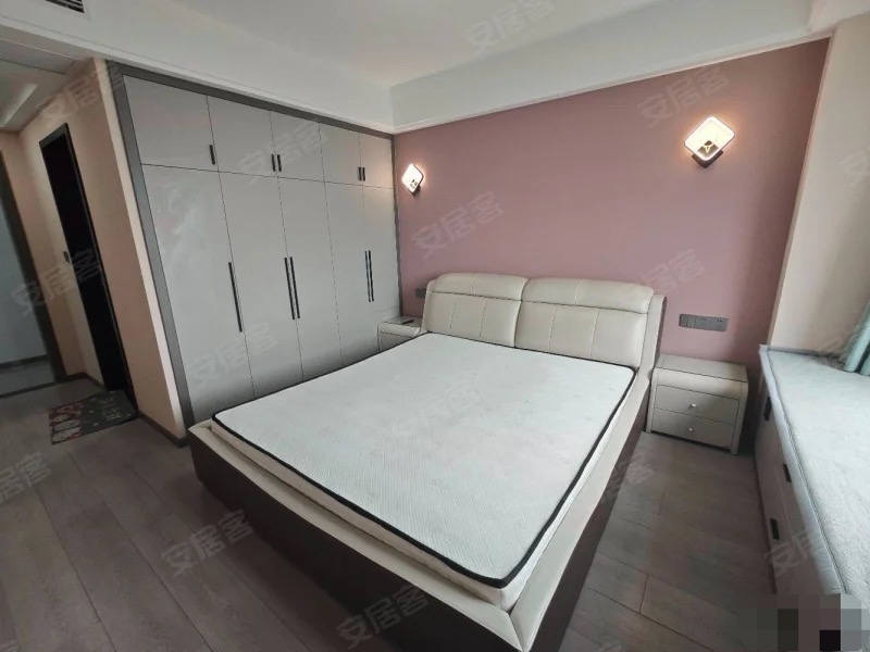 满庭春六期，9.9成新，中间楼层，精装三房两卫，南北双阳台，东边户，