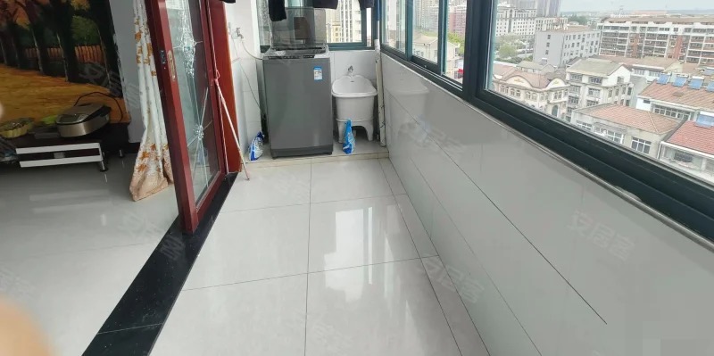 356，金色港湾，电梯小高层，单价3100，精装三房。诚心出售，南北通透