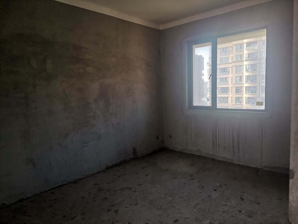 御台公馆毛坯大三房房东诚心出售 看房电梯中间楼层