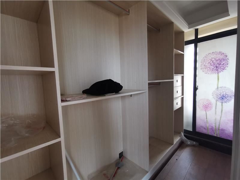 满庭春全屋订制精装修，湖景大四房只卖毛坯价，户型方正采光 