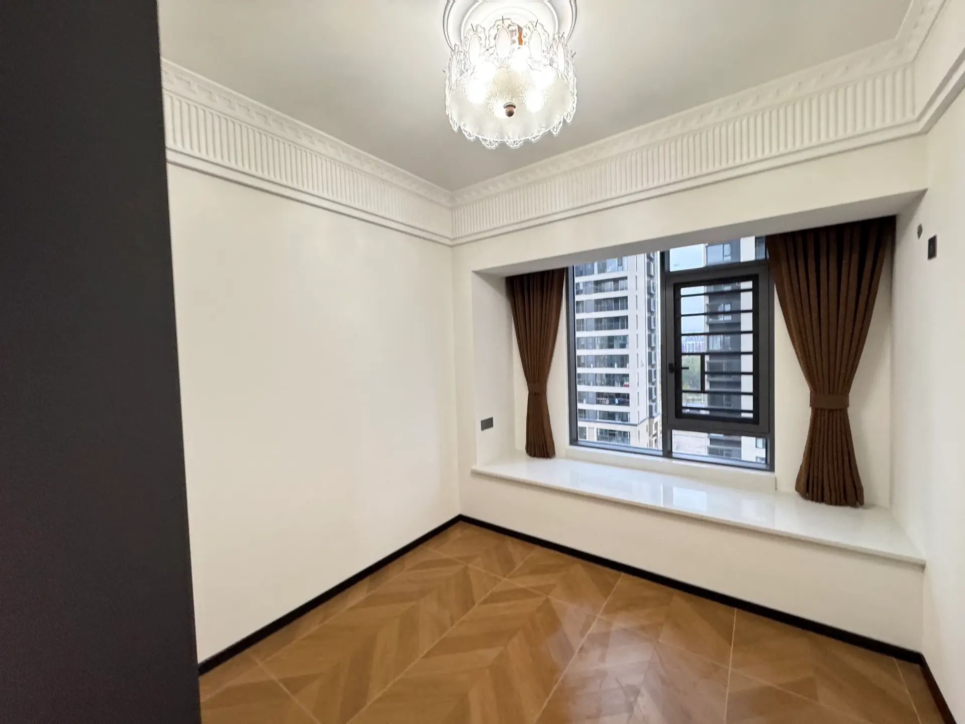 城南，金科，精装三房两卫，三中三小，全新装修，拎包入住！证满二