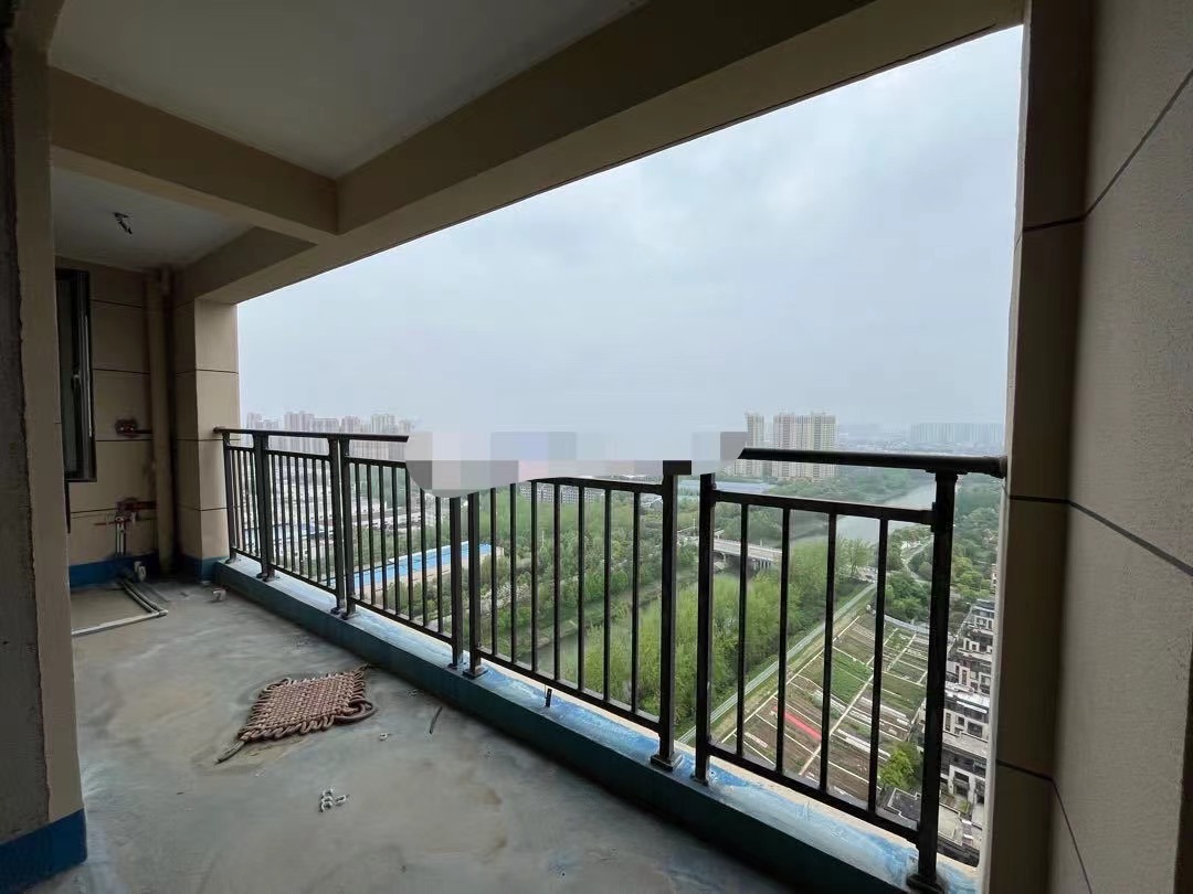 62，房东亏本出，城西大盘品质，江景房，水电已走，单价只要3700