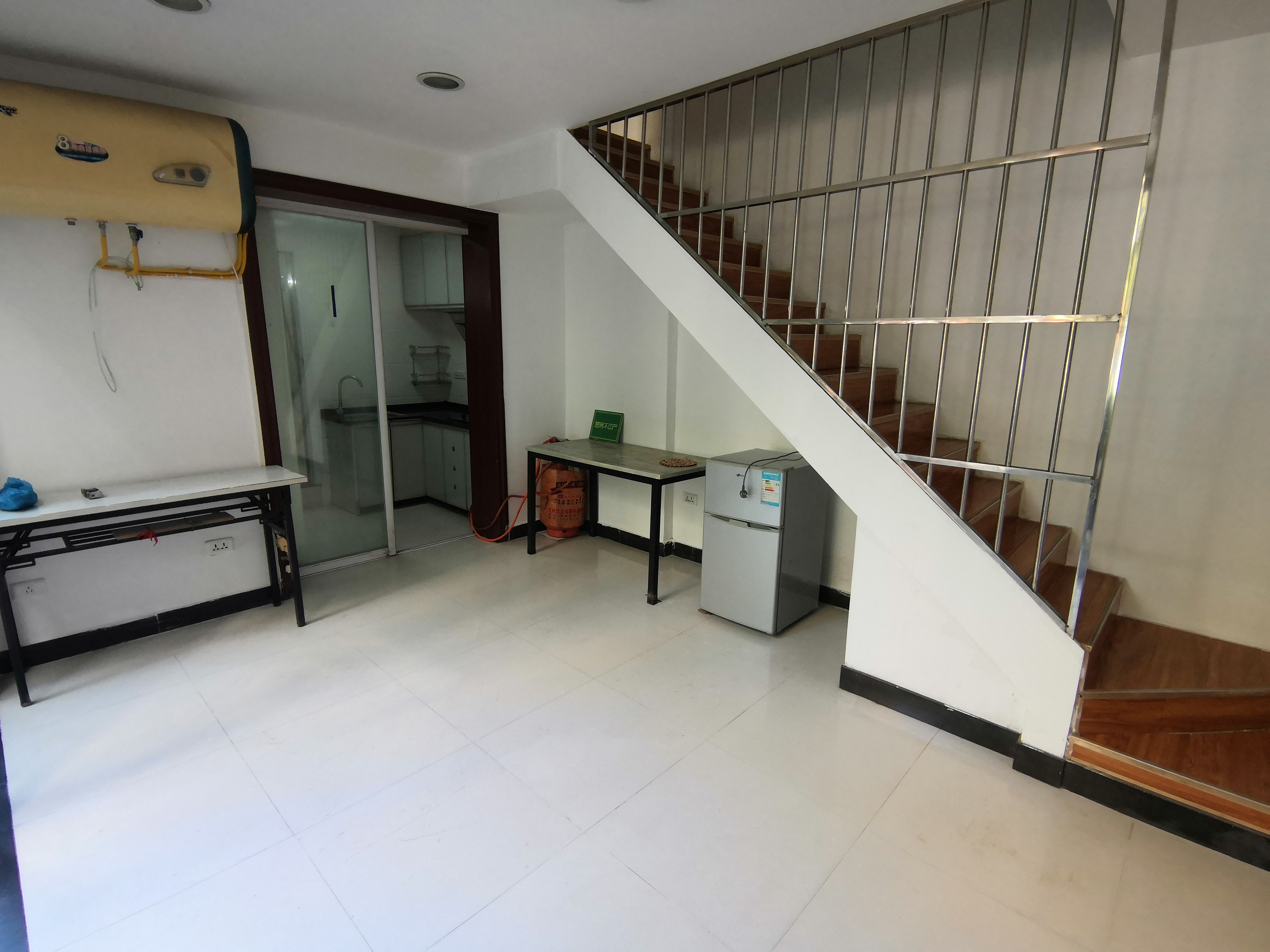 翰林公馆一中对面一楼复式可拎包入住楼上两个房，楼下厅厨卫好租好住