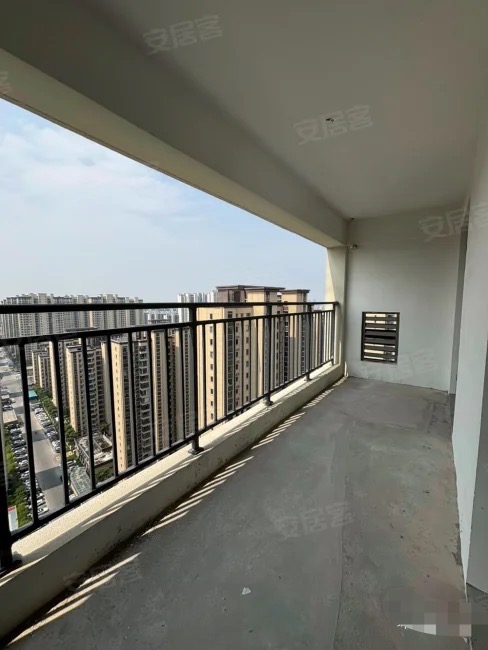 城南， 蓝天花园， 单价6字头 ，人车分流 ，1梯1户， 大三房， 送入户花园