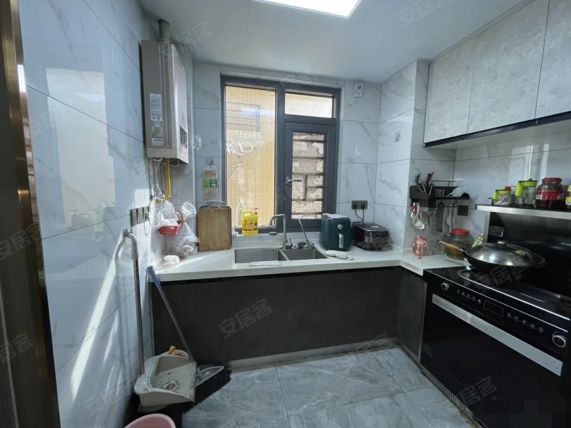 捡漏，急售，新城壹号•四期，湖景房，精装三房，好楼层。证满二