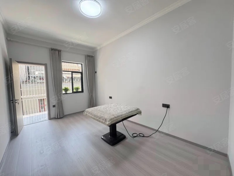 商城附近，步梯三楼，三房朝南，大阳台，精装三房，老证