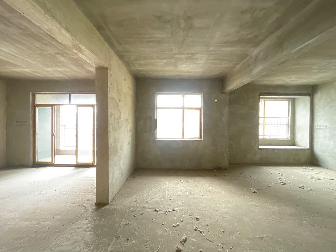 业主急卖，领秀城单价5900，三面采光， 好楼层，送入户花园， 户型好的很