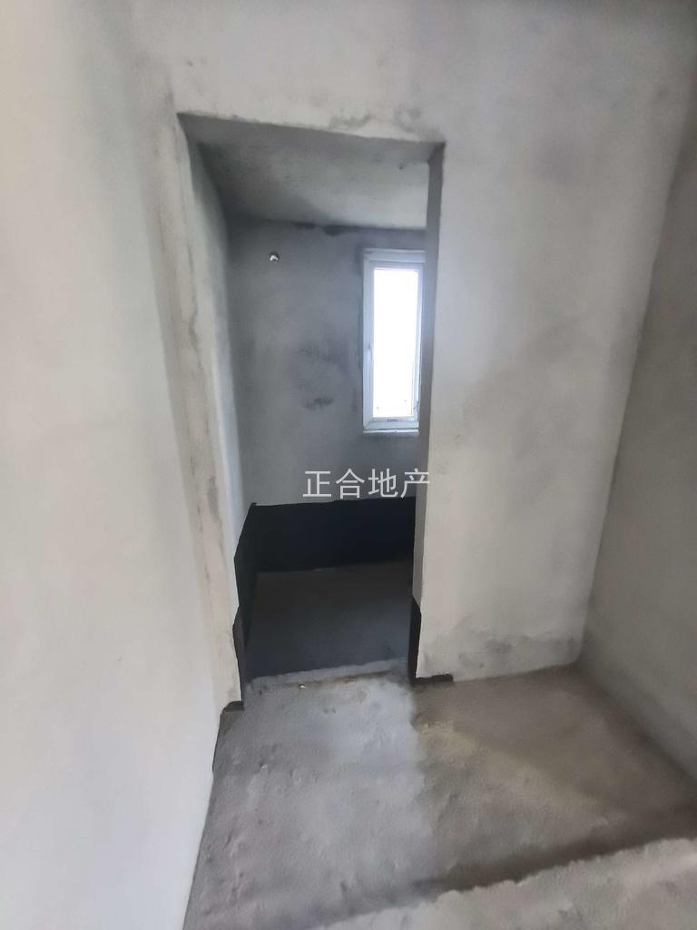 城南，蓝天花园，小高层，纯边户，好楼层12楼，带拐角大阳台，单价只要6400，一梯一户