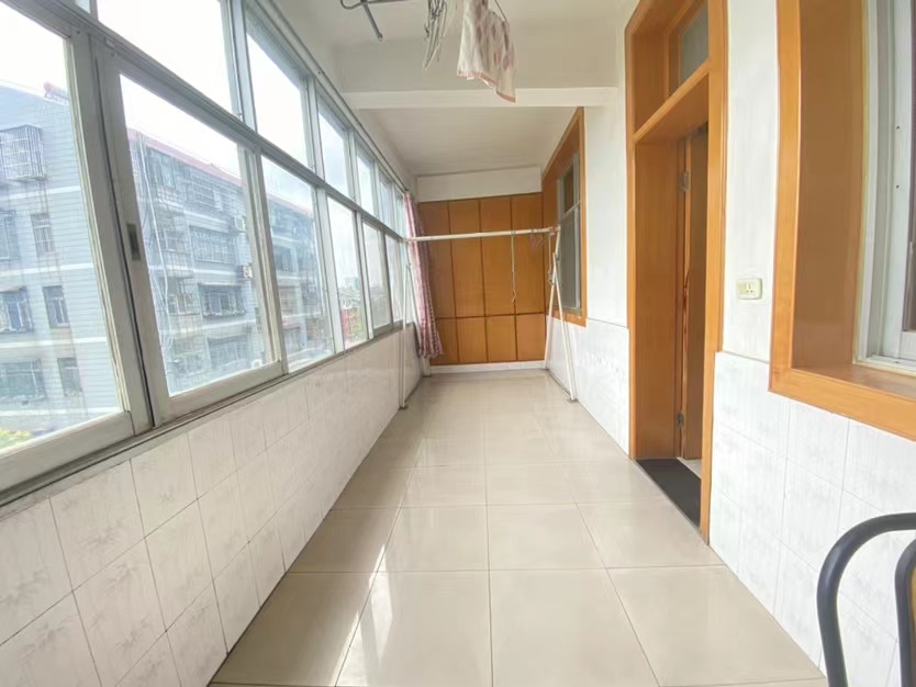 昌盛菜场旁.电力宿舍.精装三房两厅两卫.证件满二.看房方便