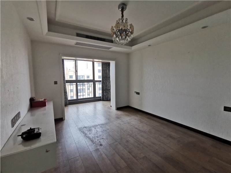 满庭春全屋订制精装修，湖景大四房只卖毛坯价，户型方正采光 