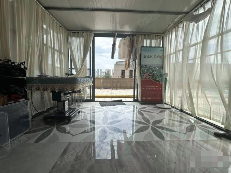 城南元泰未来城，三中门口，带大露台和阳光房 ，精装3房2卫，保养9成新，拎包即住！