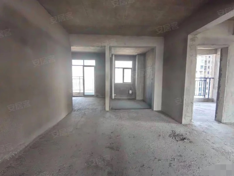 业主急售，新城壹号五期，毛坯大四房，赠送面积多，单价4500