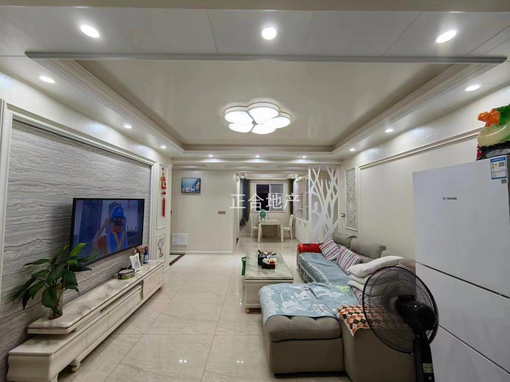 亏本出，满庭春，精装大三房，单价 ​4400一平， ​非顶天立地楼层 ​，满二