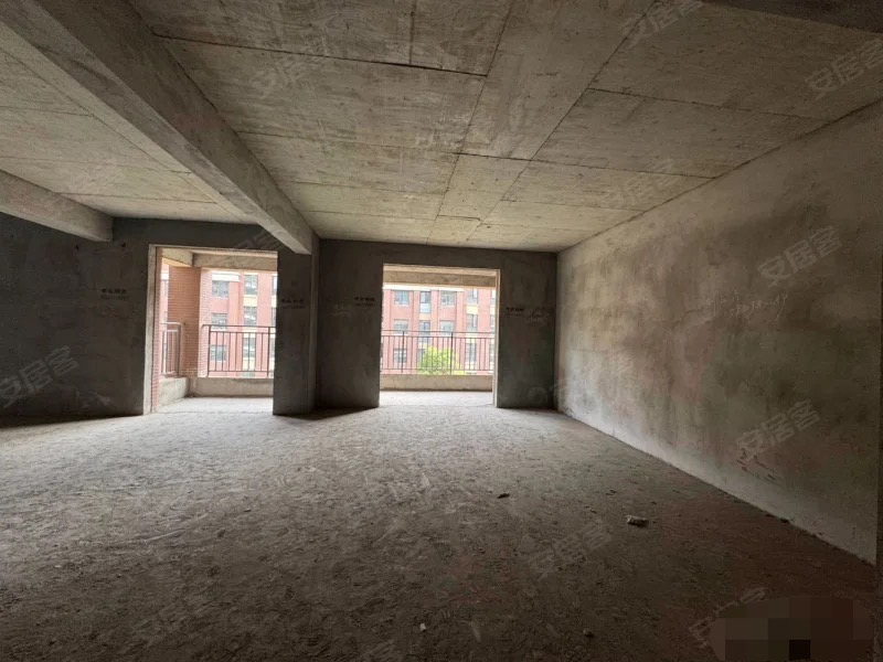 城南，新城一号五期，电梯洋房。中间楼层，四房二卫，全天采光，电梯入户，南北通透