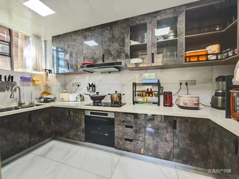 房东诚心出售，绿地香格里拉，一二楼复式​带花园洋房，有车位，