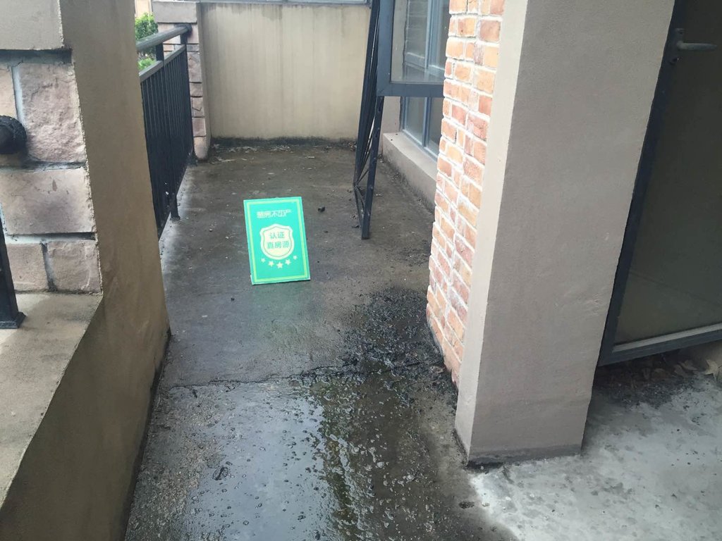 绿地华庭联排别墅，环境好的吓人，每天鲜氧环绕景色宜人