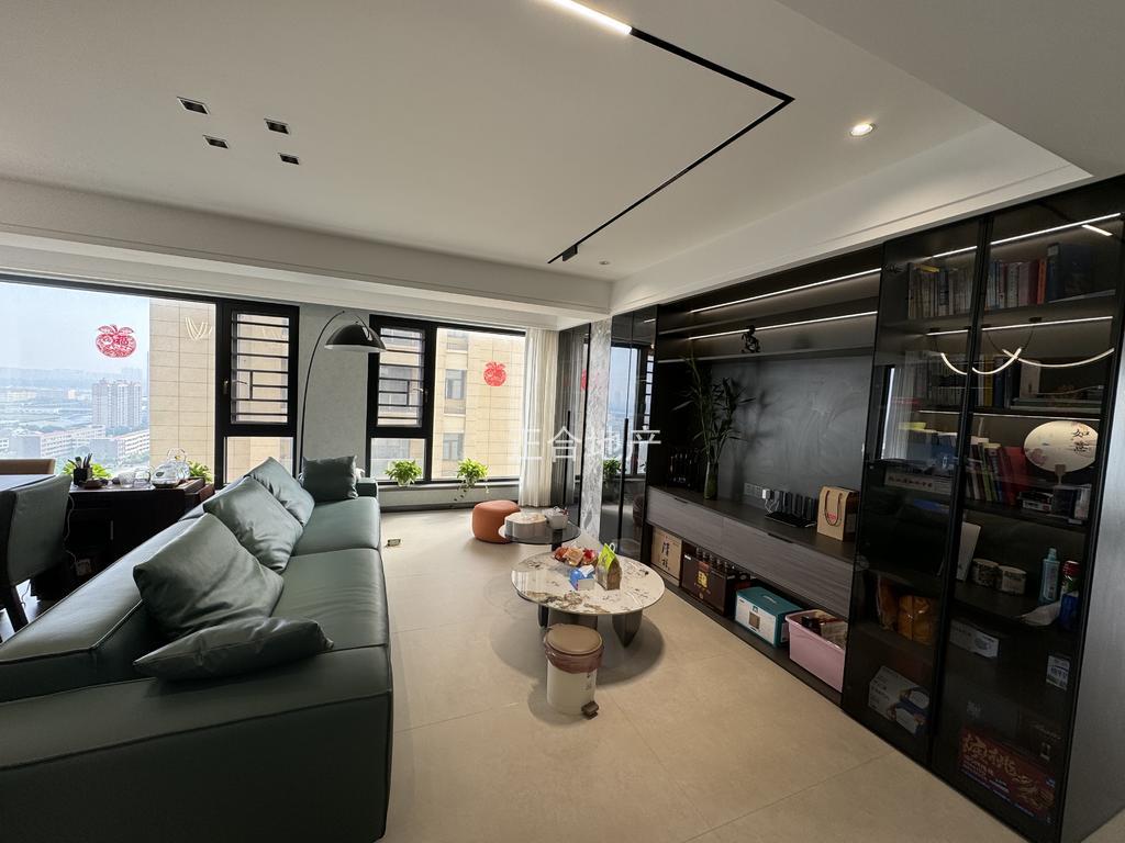 绿地香格里拉，豪装四房，证满二，全屋地暖，大客厅，中央空调