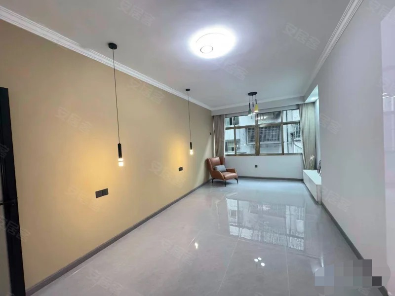 降价了，商城附近，步梯好楼层​，三楼，全新精装三房二卫，出门就是江滩公园，证满二年