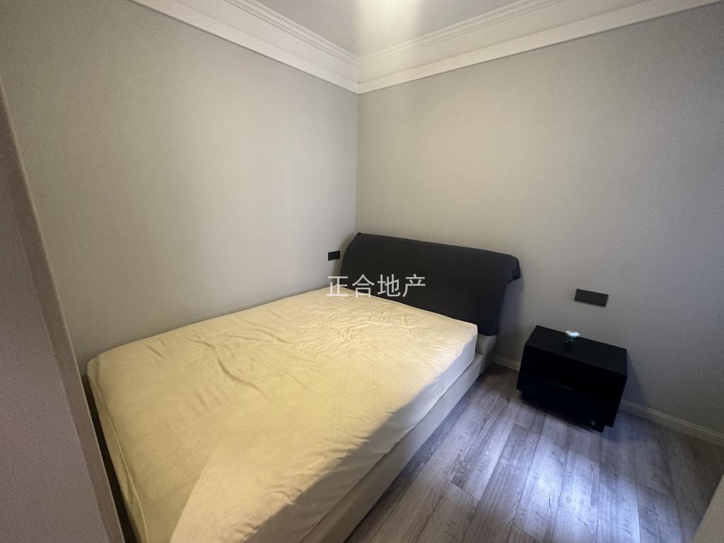 房东诚心出售、满庭春，中间楼层，精装供暖三房装修了20大几万，证满二，看中可谈