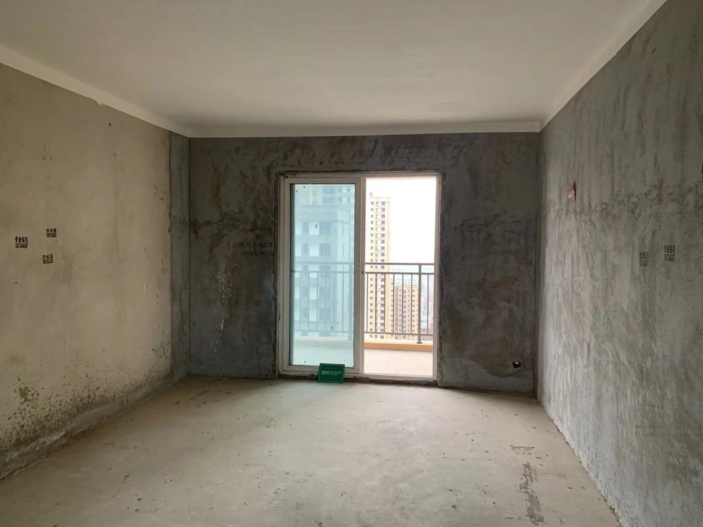 森林国际.毛坯大三房.南北通透双阳台.证件满二.看房方便