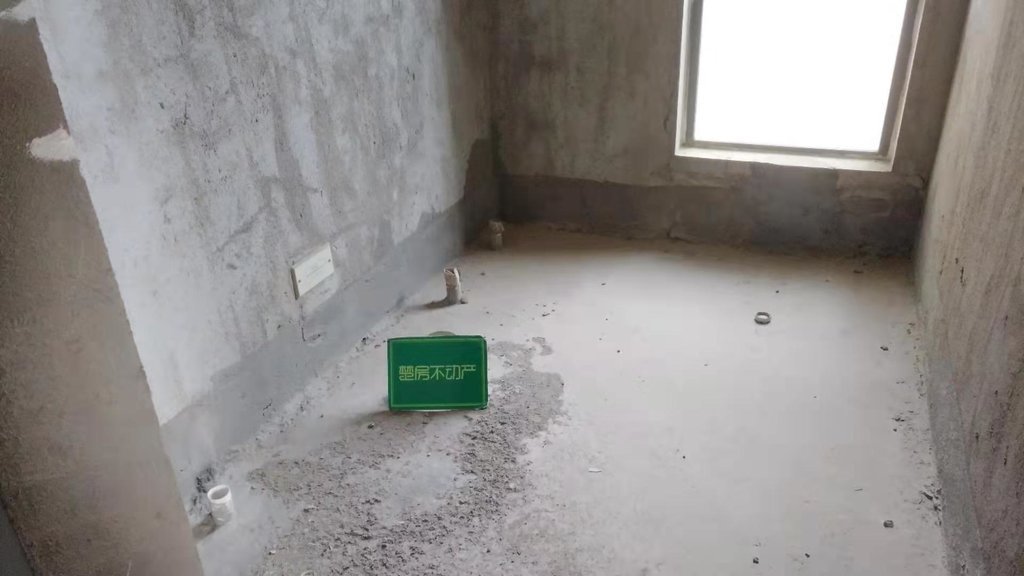 绿地华庭非常稀缺的毛坯三房，小区绿化率不需要过多解释来感受就好，养身小区，环境到了位