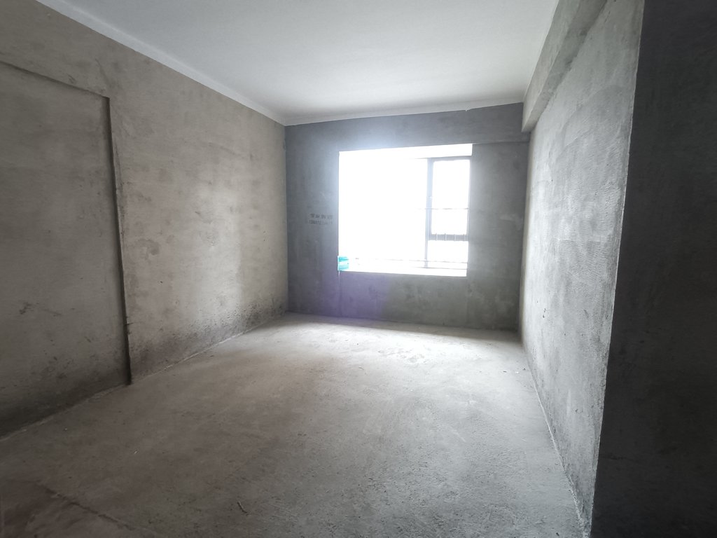 交投满庭春.毛坯三房两卫.小区环境好.看房方便